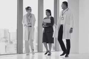 Ärzte und medizinische Fachkraft im Krankenhaus – moderne Personalvermittlung im Gesundheitswesen