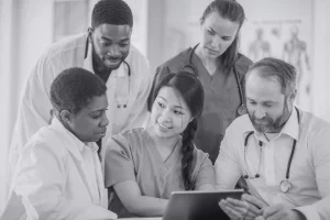 Ärzteteam im Krankenhaus bei der gemeinsamen Fallbesprechung – Integration ausländischer Ärzte
