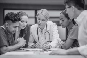 Integration ausländischer Ärzte im Krankenhaus – strukturiertes Teammeeting zur Produktivitätssteigerung