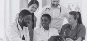 Assistenzärzte im Teammeeting während strukturierter Integration im Krankenhaus